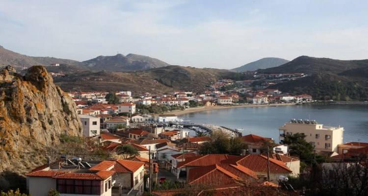 &Eta; &phi;&theta;&iota;&nu;&omicron;&pi;&omega;&rho;&iota;&nu;ή ό&psi;&eta; &tau;&eta;&sigmaf; &Lambda;ή&mu;&nu;&omicron;&upsilon;