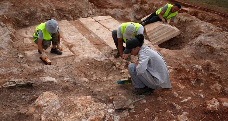 Πρωτοφανής ανακάλυψη στην Αλβανία: Βρέθηκε τάφος του 3ου αιώνα μ.Χ. με επιγραφές στα ελληνικά | LiFO