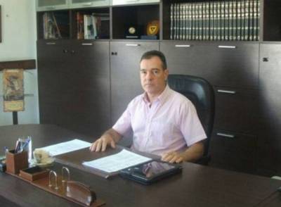 &Omicron; Έ&pi;&alpha;&rho;&chi;&omicron;&sigmaf; &Lambda;ή&mu;&nu;&omicron;&upsilon; &sigma;&tau;&omicron;&nu; FM 100: &Epsilon;&rho;&gamma;&alpha;&sigma;ί&epsilon;&sigmaf; &sigma;&tau;&omicron; &phi;&rho;ά&gamma;&mu;&alpha; &tau;&omicron;&upsilon; &Kappa;&omicron;&nu;&tau;&iota;ά, &sigma;&tau;&eta;&nu; &pi;&alpha;&rho;ά&kappa;&alpha;&mu;&psi;&eta; &tau;&omicron;&upsilon; &Theta;ά&nu;&omicron;&upsilon;&sigmaf; &kappa;&alpha;&iota; &sigma;&epsilon; &lambda;&iota;&mu;ά&nu;&iota;&alpha; &tau;&omicron;&upsilon; &nu;&eta;&sigma;&iota;&omicron;ύ