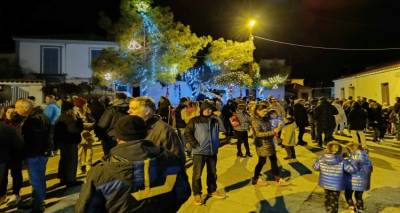 Η πλατεία του Βάρους φωτίζεται και υποδέχεται την ομορφότερη περίοδο του χρόνου