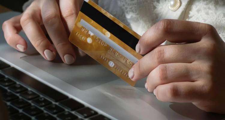Με προπληρωμένες κάρτες τα κοινωνικά επιδόματα -Λοταρίες και bonus για τις αγορές προϊόντων