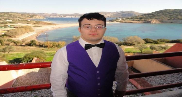 Ο 22χρονος με Σύνδρομο Down που σπουδάζει τουρισμό, θέλει να δουλέψει και βρίσκει απέναντι του το κράτος