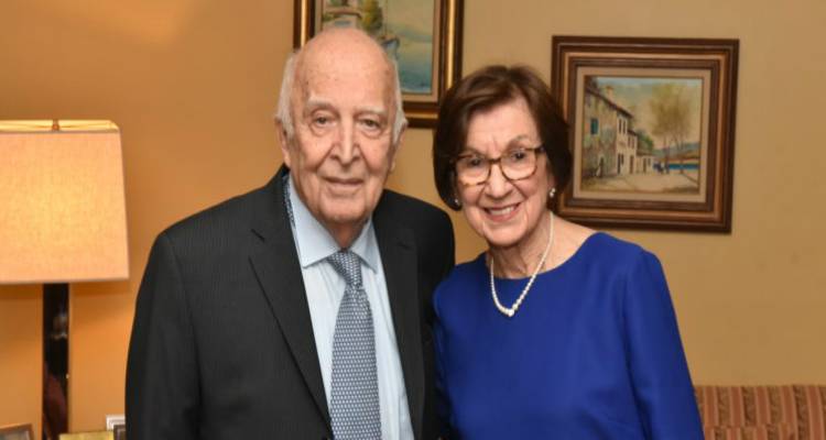 &Omicron; &kappa;. &Gamma;&iota;ώ&rho;&gamma;&omicron;&sigmaf; &Kappa;&omega;&nu;&sigma;&tau;&alpha;&nu;&tau;ί&nu;&omicron;&upsilon;, &mu;&epsilon; &tau;&eta;&nu; &sigma;ύ&zeta;&upsilon;&gamma;ό &tau;&omicron;&upsilon;, &Alpha;&nu;&alpha;&sigma;&tau;&alpha;&sigma;ί&alpha;. &Phi;&omega;&tau;&omicron;&gamma;&rho;&alpha;&phi;ί&alpha;: &laquo;&Epsilon;.&Kappa;.&raquo;/&Kappa;ώ&sigma;&tau;&alpha;&sigmaf; &Mu;&pi;έ&eta;.
