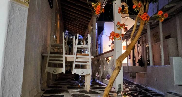 «Βουβή» η Μύκονος μετά το μίνι lockdown, χωρίς μουσική, άδεια σοκάκια τη νύχτα | Ποιες άλλες περιοχές βρίσκονται στο όριο για μέτρα
