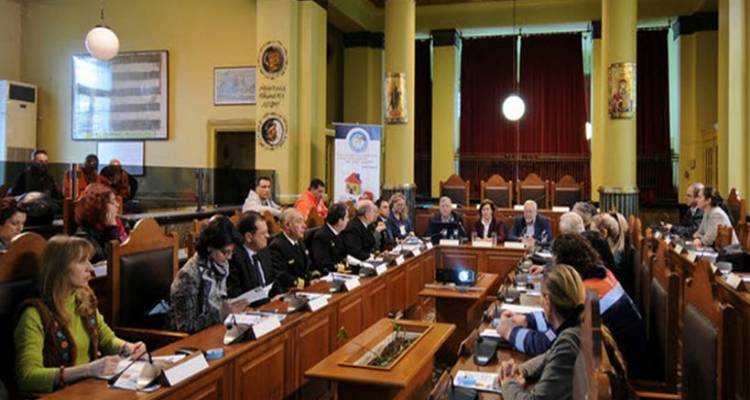 &Alpha;&nu;&tau;&alpha;&rho;&sigma;ί&alpha; &sigma;&tau;&omicron; &Alpha;&iota;&gamma;&alpha;ί&omicron;: &laquo;&Nu;&alpha;&iota;&raquo; &sigma;&tau;&alpha; έ&rho;&gamma;&alpha; &sigma;&epsilon; &Mu;&omicron;ύ&delta;&rho;&omicron; &kappa;&alpha;&iota; &Pi;&lambda;ά&kappa;&alpha;