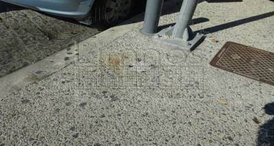 Επικίνδυνη αβλεψία στο παλιό λιμάνι της Μύρινας οδήγησε στον σοβαρό τραυματισμό 70χρονης (photos)