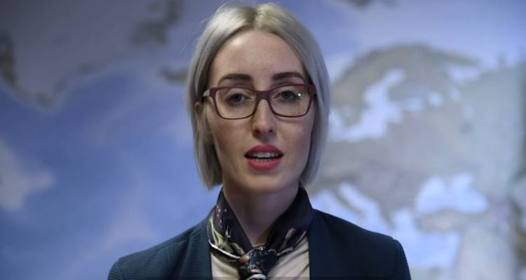 &Gamma;&iota;ώ&tau;&alpha; &Pi;&lambda;&alpha;&tau;ή: &Eta; 32&chi;&rho;&omicron;&nu;&eta; &pi;&omicron;&upsilon; &beta;&rho;έ&theta;&eta;&kappa;&epsilon; &alpha;&pi;ό &tau;&eta; &Lambda;ή&mu;&nu;&omicron; &sigma;&tau;&omicron; &Nu;&Alpha;&Tau;&Omicron; &mu;&iota;&lambda;ά&epsilon;&iota; &sigma;&tau;&omicron;&nu; FM 100 (audio)