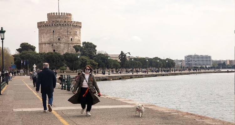 &Kappa;&omicron;&rho;&omega;&nu;&omicron;ϊό&sigmaf; | &Theta;&epsilon;&sigma;&sigma;&alpha;&lambda;&omicron;&nu;ί&kappa;&eta;: &Tau;&alpha; &lambda;ύ&mu;&alpha;&tau;&alpha; &laquo;&delta;&epsilon;ί&chi;&nu;&omicron;&upsilon;&nu;&raquo; &tau;&eta;&nu; &tau;&alpha;&chi;ύ&tau;&alpha;&tau;&eta; &epsilon;&pi;&iota;&kappa;&rho;ά&tau;&eta;&sigma;&eta; &tau;&eta;&sigmaf; Omicron 2