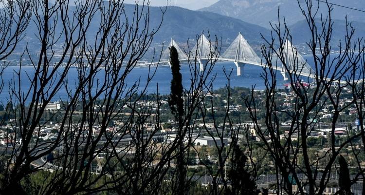 Διάσπαρτες εστίες στην Πάτρα, σε δύσβατα σημεία η πυρκαγιά στη Χίο -Χωρίς ενεργό μέτωπο οι φωτιές σε Ζάκυνθο και Πρέβεζα