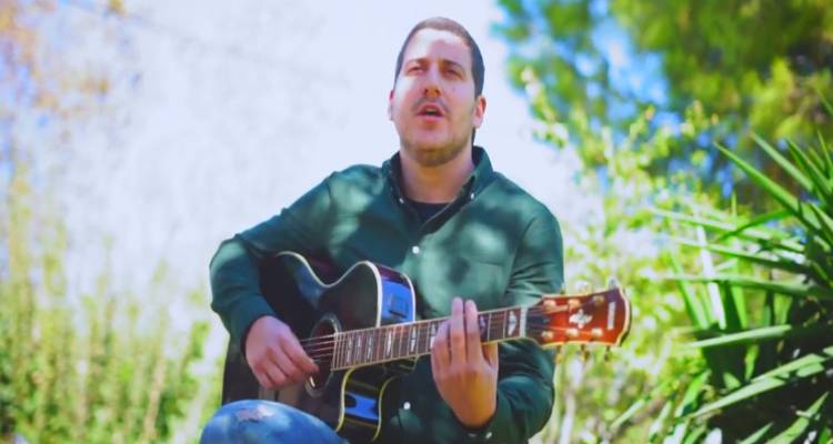 Ο Λημνιός Μανώλης Ψάρρας συστήνεται στο ευρύ κοινό με το τραγούδι «Αύρα» (video)