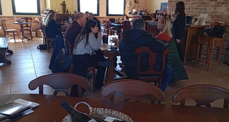 &Lambda;ή&mu;&nu;&omicron;&sigmaf;: &Alpha;&mu;&epsilon;&rho;&iota;&kappa;&alpha;&nu;&omicron;ί &epsilon;&kappa;&pi;&alpha;&iota;&delta;&epsilon;&upsilon;&tau;έ&sigmaf; &pi;&omega;&lambda;&eta;&tau;ώ&nu; &epsilon;&kappa;&delta;&rho;&omicron;&mu;ώ&nu; &sigma;&tau;&omicron; &Kappa;&tau;ή&mu;&alpha; &Chi;&alpha;&tau;&zeta;&eta;&gamma;&epsilon;&omega;&rho;&gamma;ί&omicron;&upsilon;