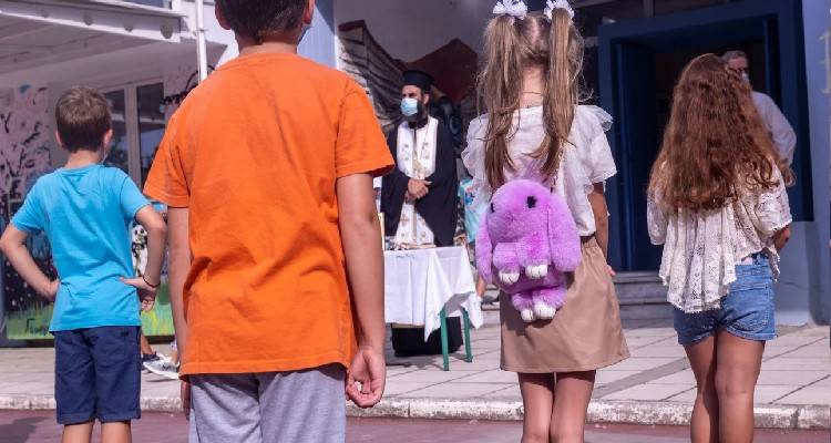 &Sigma;&chi;&omicron;&lambda;&epsilon;ί&alpha;: &Pi;ό&tau;&epsilon; &theta;&alpha; &alpha;&nu;&omicron;ί&xi;&omicron;&upsilon;&nu; &gamma;&iota;&alpha; &tau;&eta; &nu;έ&alpha; &chi;&rho;&omicron;&nu;&iota;ά | &Tau;&omicron; &upsilon;&pi;. &Pi;&alpha;&iota;&delta;&epsilon;ί&alpha;&sigmaf; &gamma;&iota;&alpha; &tau;&omicron; &pi;&rho;ώ&tau;&omicron; &kappa;&omicron;&upsilon;&delta;&omicron;ύ&nu;&iota; &tau;&omicron;&upsilon; &Sigma;&epsilon;&pi;&tau;&epsilon;&mu;&beta;&rho;ί&omicron;&upsilon;