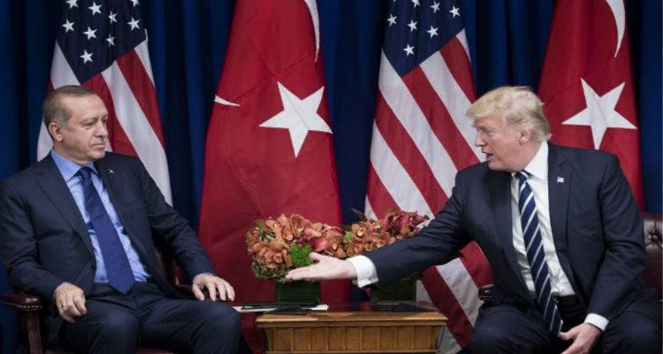 &Omicron; &Tau;&rho;&alpha;&mu;&pi; &laquo;&pi;&alpha;&gamma;ώ&nu;&epsilon;&iota;&raquo; &tau;&eta;&nu; &pi;ώ&lambda;&eta;&sigma;&eta; ό&pi;&lambda;&omega;&nu; &sigma;&tau;o&nu; &Epsilon;&rho;&nu;&tau;&omicron;&gamma;ά&nu;