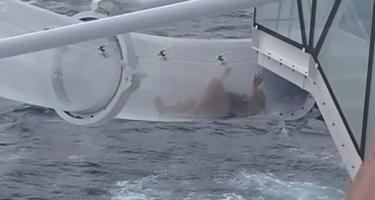Σοκ: Επιβάτιδα κρουαζιερόπλοιου παγιδεύτηκε σε νεροτσουλήθρα πάνω από τη θάλασσα [βίντεο]