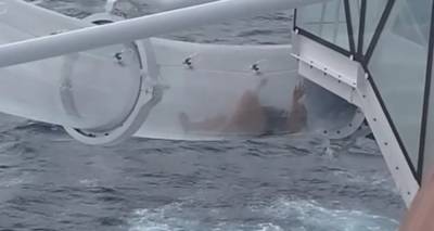 Σοκ: Επιβάτιδα κρουαζιερόπλοιου παγιδεύτηκε σε νεροτσουλήθρα πάνω από τη θάλασσα [βίντεο]