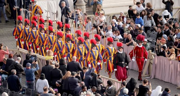 Στη βασιλική του Αγίου Πέτρου η σορός του Πάπα Φραγκίσκου, συρρέουν πιστοί στο Βατικανό για το λαϊκό προσκύνημα