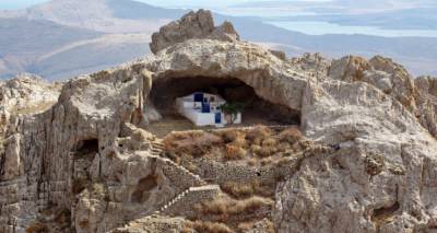 &Lambda;ή&mu;&nu;&omicron;&sigmaf;: &Tau;&omicron; &nu;&eta;&sigma;ί &mu;&epsilon; &tau;&eta;&nu; &omicron;&mu;&omicron;&rho;&phi;ό&tau;&epsilon;&rho;&eta; &alpha;&sigma;&kappa;&epsilon;&pi;ή &epsilon;&kappa;&kappa;&lambda;&eta;&sigma;ί&alpha; &tau;&omicron;&upsilon; &kappa;ό&sigma;&mu;&omicron;&upsilon; (photos &amp; videos)