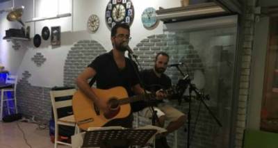 &Tau;&eta;&nu; &Pi;&alpha;&rho;&alpha;&sigma;&kappa;&epsilon;&upsilon;ή 26 &Iota;&alpha;&nu;&omicron;&upsilon;&alpha;&rho;ί&omicron;&upsilon; live &beta;&rho;&alpha;&delta;&iota;ά &sigma;&tau;&omicron; &laquo;&Gamma;&rho;&alpha;&mu;&mu;ό&phi;&omega;&nu;&omicron;&raquo;