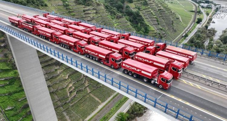 Το απίστευτο πείραμα των Γερμανών -Γιατί μάζεψαν 24 κόκκινα φορτηγά πάνω σε μια πανύψηλη γέφυρα