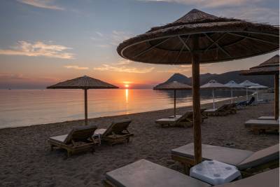 &Sigma;&tau;&omicron; caf&eacute; bar &Omicron;&Rho;&Iota;&Zeta;&Omicron;&Nu;&Tau;&Alpha;&Sigma; &gamma;&iota;&omicron;&rho;&tau;ά&zeta;&omicron;&upsilon;&mu;&epsilon; &alpha;&pi;ό&psi;&epsilon; &tau;&eta;&nu; έ&nu;&alpha;&rho;&xi;&eta; &tau;&omicron;&upsilon; &kappa;&alpha;&lambda;&omicron;&kappa;&alpha;&iota;&rho;&iota;&omicron;ύ