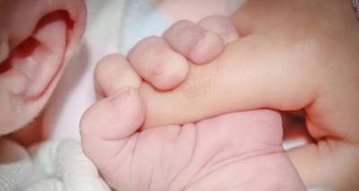 Θεσσαλονίκη: Γονείς άφησαν βρέφος να κλαίει στο μπαλκόνι με κλειστές τις μπαλκονόπορτες και πήγαν για ύπνο