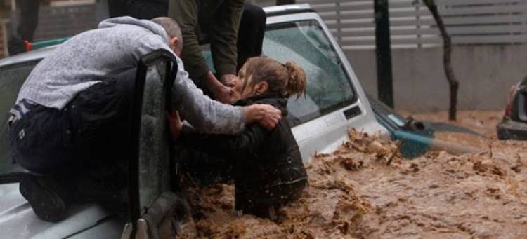 Τραγική φιγούρα η μητέρα της 24χρονης: «Μαμά βοήθεια, πνίγομαι, μου είπε και έπεσε η γραμμή»