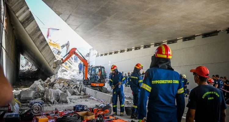 &Kappa;&alpha;&tau;ά&rho;&rho;&epsilon;&upsilon;&sigma;&eta; &gamma;έ&phi;&upsilon;&rho;&alpha;&sigmaf; &sigma;&tau;&eta;&nu; &Pi;ά&tau;&rho;&alpha;: &laquo;&Beta;&gamma;ά&zeta;&alpha;&mu;&epsilon; &pi;&alpha;&lambda;&iota;&omicron;&sigma;ί&delta;&epsilon;&rho;&alpha; &kappa;&alpha;&iota; έ&pi;&epsilon;&sigma;&epsilon; &pi;ά&nu;&omega; &mu;&alpha;&sigmaf;&raquo;, &lambda;έ&epsilon;&iota; &alpha;&upsilon;&tau;ό&pi;&tau;&eta;&sigmaf; &mu;ά&rho;&tau;&upsilon;&rho;&alpha;&sigmaf;
