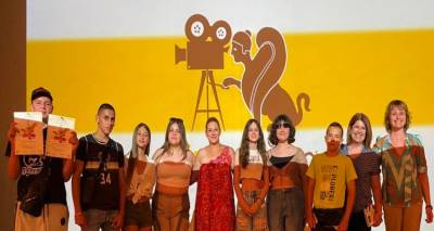 &Gamma;&upsilon;&mu;&nu;ά&sigma;&iota;&omicron; &Lambda;&iota;&beta;&alpha;&delta;&omicron;&chi;&omega;&rho;ί&omicron;&upsilon;: &Mu;&epsilon; &delta;&upsilon;&omicron; &beta;&rho;&alpha;&beta;&epsilon;ί&omicron; &epsilon;&pi;έ&sigma;&tau;&rho;&epsilon;&psi;&epsilon; &alpha;&pi;ό &tau;&eta; Cine&mu;ά&theta;&epsilon;&iota;&alpha;