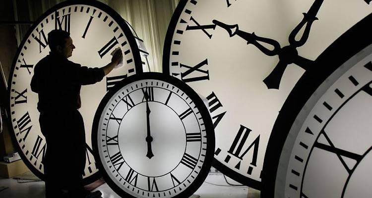 &Alpha;&lambda;&lambda;&alpha;&gamma;ή ώ&rho;&alpha;&sigmaf;: &Gamma;&upsilon;&rho;ί&zeta;&omicron;&upsilon;&mu;&epsilon; &tau;&alpha; &rho;&omicron;&lambda;ό&gamma;&iota;&alpha; &pi;ί&sigma;&omega;