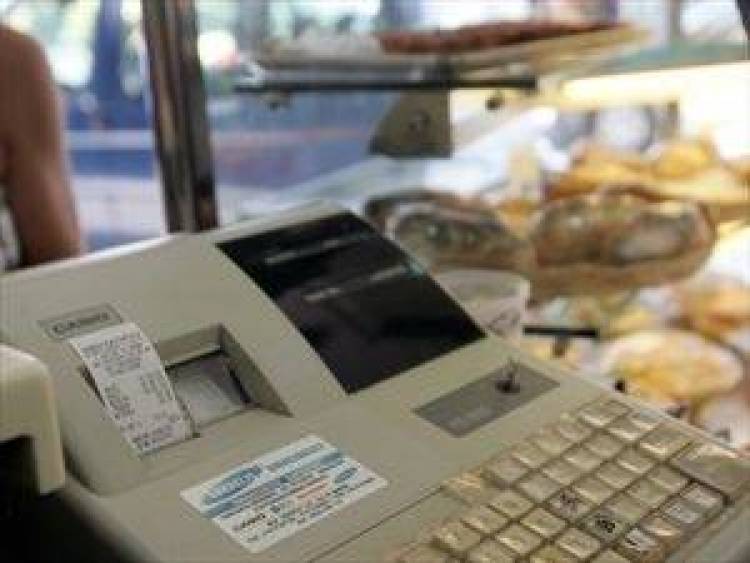 Πιο κοντά η μείωση του ΦΠΑ στην εστίαση