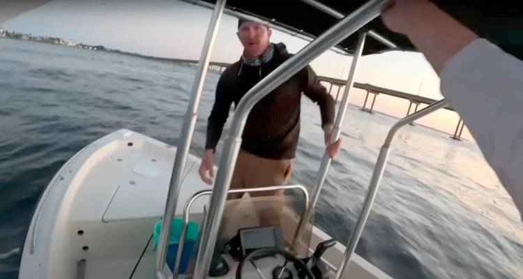 ΗΠΑ: Άγριο επεισόδιο με 40χρονο που έκανε ρεσάλτο σε βάρκα 22χρονου - Το βίντεο που «έγραψε» 15 εκατ. views στο Facebook