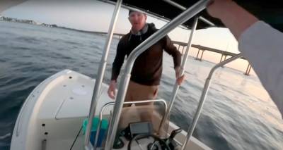 ΗΠΑ: Άγριο επεισόδιο με 40χρονο που έκανε ρεσάλτο σε βάρκα 22χρονου - Το βίντεο που «έγραψε» 15 εκατ. views στο Facebook