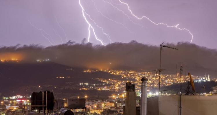 Κακοκαιρία «Θάλεια»: Σάρωσε στη βόρεια Ελλάδα | Επεσαν δέντρα στη Θεσσαλονίκη, χωρίς ρεύμα η Πιερία, πλημμύρισαν Κοζάνη, Βελβεντός