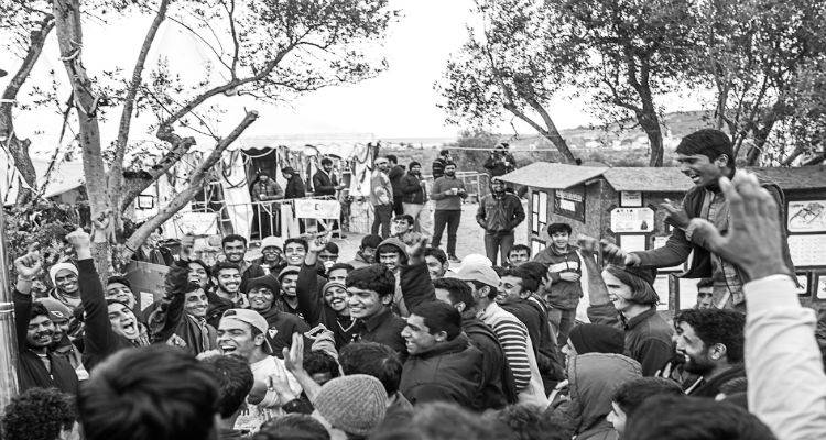 &Kappa;ά&tau;&iota; &beta;&rho;&omega;&mu;ά&epsilon;&iota; &sigma;&tau;&eta; &Lambda;έ&sigma;&beta;&omicron;