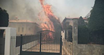 Φωτιά στην Παλαιά Φώκαια: Καίγονται σπίτια, 112 για εκκενώσεις, 40 απεγκλωβισμοί, μάχη για να μην φτάσει στο πευκοδάσος