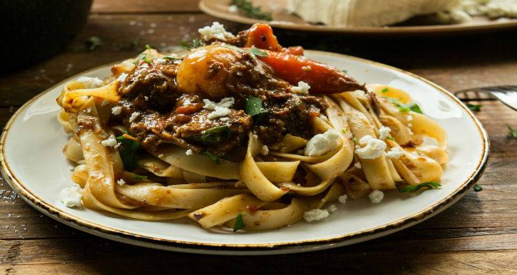 Πεντανόστιμη συνταγή για μοσχάρι ραγού σιγοβρασμένο με ματσάτα και καλαθάκι Λήμνου