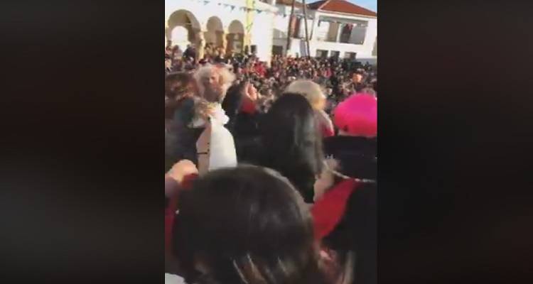 &Pi;&lambda;ή&theta;&omicron;&sigmaf; &kappa;ό&sigma;&mu;&omicron;&upsilon; &sigma;&tau;&omicron; &kappa;&alpha;&rho;&nu;&alpha;&beta;ά&lambda;&iota; &tau;&eta;&sigmaf; &Pi;&lambda;ά&kappa;&alpha;&sigmaf; (video)