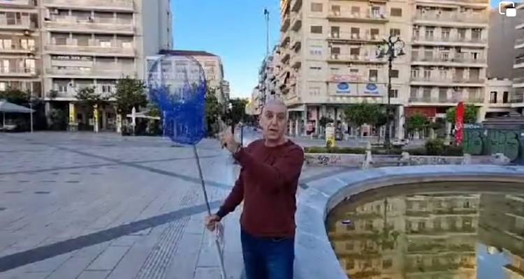 Πάτρα: Πολίτης καθάρισε μόνος του το συντριβάνι της πόλης