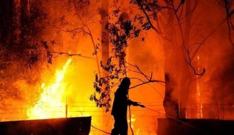 &Alpha;&upsilon;&sigma;&tau;&rho;&alpha;&lambda;ί&alpha;: &Mu;&epsilon;&tau;ά &alpha;&pi;ό &tau;&rho;&epsilon;&iota;&sigmaf; &mu;ή&nu;&epsilon;&sigmaf; έ&sigma;&beta;&eta;&sigma;&alpha;&nu; &omicron;&iota; &pi;&upsilon;&rho;&kappa;&alpha;&gamma;&iota;έ&sigmaf;