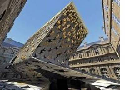 &quot;Μαντήλα&quot; έβαλε το Λούβρο