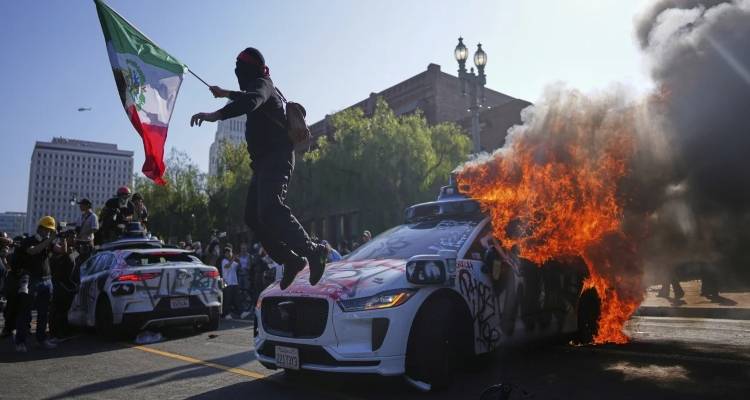 Σκηνές χάους στο Λος Άντζελες: Οι διαδηλωτές πυρπόλησαν αυτοκίνητα, σε αυξημένη επιφυλακή 500 πεζοναύτες