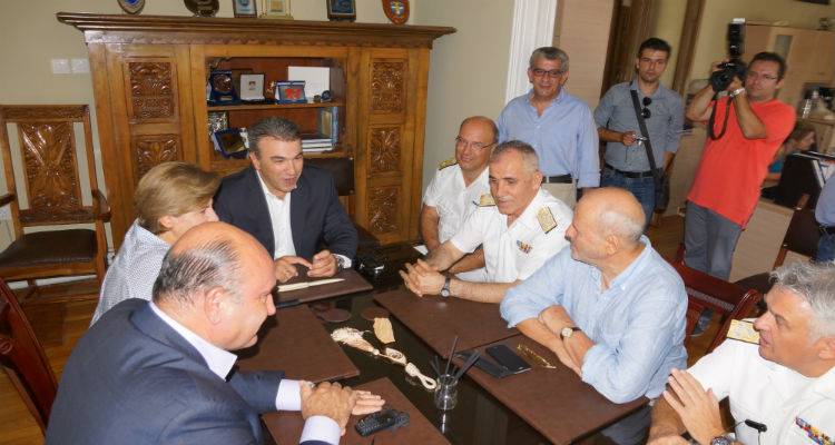 &Sigma;&upsilon;&nu;ά&nu;&tau;&eta;&sigma;&eta; &Kappa;&alpha;&lambda;&omicron;&gamma;ή&rho;&omicron;&upsilon; &mu;&epsilon; &tau;&omicron;&nu; &Alpha;&nu;&alpha;&pi;&lambda;&eta;&rho;&omega;&tau;ή &Upsilon;&pi;. &Nu;&alpha;&upsilon;&tau;&iota;&lambda;ί&alpha;&sigmaf; &mu;&epsilon; &phi;ό&nu;&tau;&omicron; &tau;&omicron; &mu;&epsilon;&tau;&alpha;&nu;&alpha;&sigma;&tau;&epsilon;&upsilon;&tau;&iota;&kappa;ό