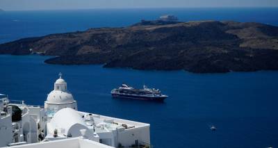&Sigma;&alpha;&nu;&tau;&omicron;&rho;ί&nu;&eta;: &laquo;&Pi;&epsilon;&rho;&iota;&omicron;&rho;ί&sigma;&tau;&epsilon; &tau;&iota;&sigmaf; &mu;&epsilon;&tau;&alpha;&kappa;&iota;&nu;ή&sigma;&epsilon;&iota;&sigmaf;, έ&rho;&chi;&omicron;&nu;&tau;&alpha;&iota; &omicron;&iota; &tau;&omicron;&upsilon;&rho;ί&sigma;&tau;&epsilon;&sigmaf;&raquo; &ndash; &Sigma;ά&lambda;&omicron;&sigmaf; &mu;&epsilon; &alpha;&nu;ά&rho;&tau;&eta;&sigma;&eta; &delta;&eta;&mu;&omicron;&tau;&iota;&kappa;&omicron;ύ &sigma;&upsilon;&mu;&beta;&omicron;ύ&lambda;&omicron;&upsilon;