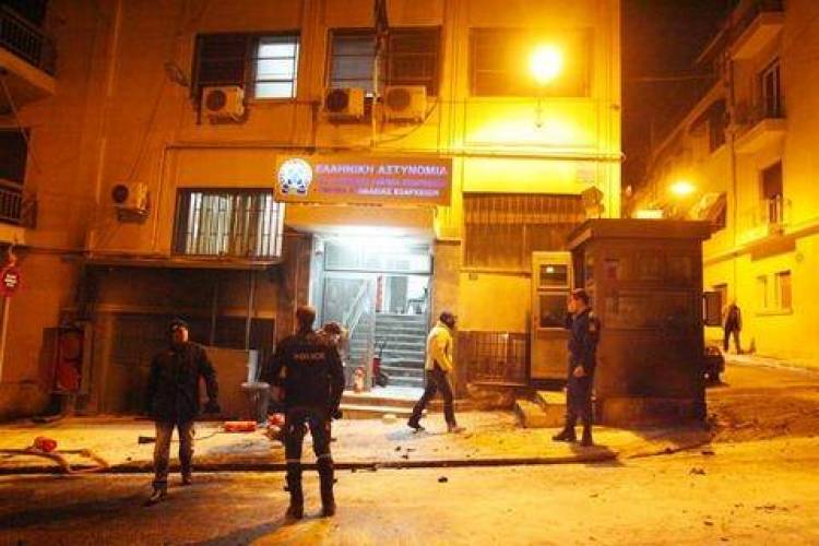 Επίθεση με μολότωφ στο Α.Τ. Εξαρχείων