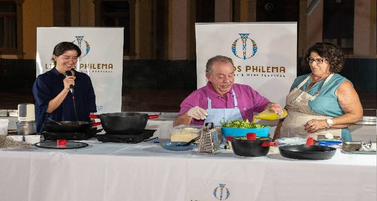 Ο Ηλίας Μαμαλάκης προτείνει: &quot;Φλωμάρια με κιμά από καβουρμά&quot; και &quot;Σαλάτα του Καίσαρα&quot; με υλικά από τη Λήμνο