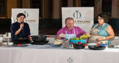 Ο Ηλίας Μαμαλάκης προτείνει: &quot;Φλωμάρια με κιμά από καβουρμά&quot; και &quot;Σαλάτα του Καίσαρα&quot; με υλικά από τη Λήμνο