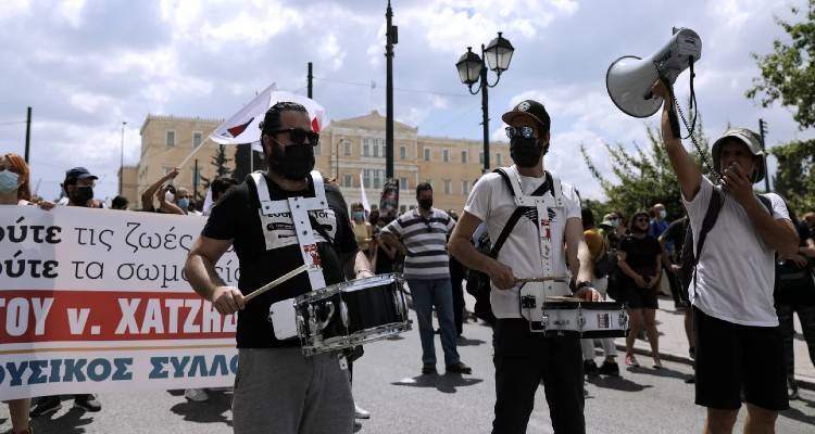 &Alpha;&pi;&epsilon;&rho;&gamma;ί&alpha;: &Delta;&iota;&pi;&lambda;έ&sigmaf; &sigma;&upsilon;&gamma;&kappa;&epsilon;&nu;&tau;&rho;ώ&sigma;&epsilon;&iota;&sigmaf; &sigma;&tau;&omicron; &kappa;έ&nu;&tau;&rho;&omicron;, &kappa;&alpha;&nu;&omicron;&nu;&iota;&kappa;ά &omicron;&iota; &Pi;&alpha;&nu;&epsilon;&lambda;&lambda;ή&nu;&iota;&epsilon;&sigmaf; | &Pi;ώ&sigmaf; &theta;&alpha; &kappa;&iota;&nu;&eta;&theta;&omicron;ύ&nu; &tau;&alpha; &Mu;&Mu;&Mu;