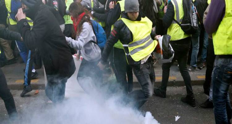 &Kappa;ί&tau;&rho;&iota;&nu;&alpha; &Gamma;&iota;&lambda;έ&kappa;&alpha;: &Sigma;&upsilon;&gamma;&kappa;&rho;&omicron;ύ&sigma;&epsilon;&iota;&sigmaf;, &delta;&alpha;&kappa;&rho;&upsilon;&gamma;ό&nu;&alpha; &kappa;&alpha;&iota; &mu;&pi;&alpha;&rho;ά&zeta; &sigma;&upsilon;&lambda;&lambda;ή&psi;&epsilon;&omega;&nu;