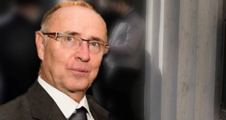 &Sigma;&tau;&Epsilon;: &Pi;&alpha;&rho;&alpha;&iota;&tau;ή&theta;&eta;&kappa;&epsilon; &omicron; &alpha;&nu;&tau;&iota;&pi;&rho;ό&epsilon;&delta;&rho;&omicron;&sigmaf; &Pi;&alpha;&nu;&alpha;&gamma;&iota;ώ&tau;&eta;&sigmaf; &Epsilon;&upsilon;&sigma;&tau;&rho;&alpha;&tau;ί&omicron;&upsilon; &mu;&epsilon;&tau;ά &tau;&eta;&nu; &epsilon;&mu;&pi;&lambda;&omicron;&kappa;ή &tau;&omicron;&upsilon; &sigma;&epsilon; &upsilon;&pi;ό&theta;&epsilon;&sigma;&eta; &nu;&alpha;&rho;&kappa;&omega;&tau;&iota;&kappa;ώ&nu;