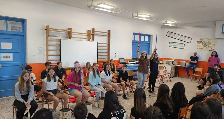 &Mu;&epsilon; &tau;&rho;&alpha;&gamma;&omicron;ύ&delta;&iota;&alpha;, &delta;&iota;&alpha;&kappa;&rho;ί&sigma;&epsilon;&iota;&sigmaf; &kappa;&alpha;&iota; &chi;&alpha;&mu;ό&gamma;&epsilon;&lambda;&alpha; &alpha;&pi;&omicron;&chi;&alpha;&iota;&rho;έ&tau;&eta;&sigma;&epsilon; &tau;&eta; &sigma;&chi;&omicron;&lambda;&iota;&kappa;ή &chi;&rho;&omicron;&nu;&iota;ά &tau;&omicron; &Gamma;&upsilon;&mu;&nu;ά&sigma;&iota;&omicron; &Lambda;&iota;&beta;&alpha;&delta;&omicron;&chi;&omega;&rho;ί&omicron;&upsilon;